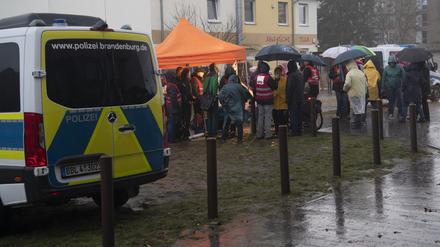 Gegner einer QAnon-Party protestieren an der Stadthalle in Falkensee.