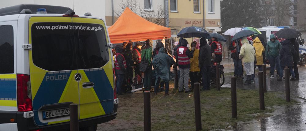 Gegner einer QAnon-Party protestieren an der Stadthalle in Falkensee.