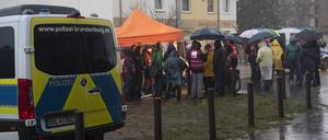 Gegner einer QAnon-Party protestieren an der Stadthalle in Falkensee.