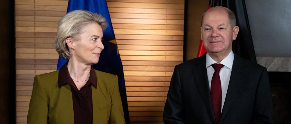 EU-Kommissionschefin von der Leyen hat zusätzlichen Finanzbedarf angemeldet, aber Kanzler Scholz hat noch Gesprächsbedarf.