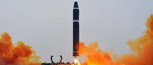 Dieses von der nordkoreanischen Regierung zur Verfügung gestellte Bild zeigt den Start einer ballistischen Interkontinentalrakete (ICBM) vom Typ „Marskanone 15“ Mitte Februar.