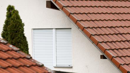 Die Rollläden am Fenster eines Hauses in Walldürn sind heruntergelassen (Archivbild).