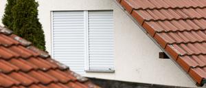 Die Rollläden am Fenster eines Hauses in Walldürn sind heruntergelassen (Archivbild).
