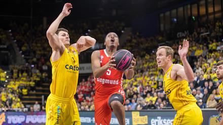 Luke Sikma (rechts) und Yanni Wetzell (links) kamen gegen Bayern (im Bild Cassius Winston) zu oft zu spät. 