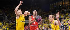 Luke Sikma (rechts) und Yanni Wetzell (links) kamen gegen Bayern (im Bild Cassius Winston) zu oft zu spät. 