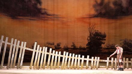 Tom Schimon spielt die Hauptrolle in „Tom Sawyer“. In Tobias Ribitzkis Inszenierung ist der Zaun noch endloser als in Buch von Mark Twain. 