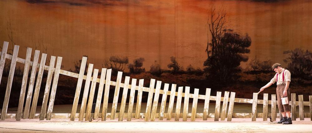 Tom Schimon spielt die Hauptrolle in „Tom Sawyer“. In Tobias Ribitzkis Inszenierung ist der Zaun noch endloser als in Buch von Mark Twain.