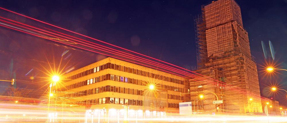 Das Rechenzentrum und der Turm der Garnisonkirche bei Dunkelheit.