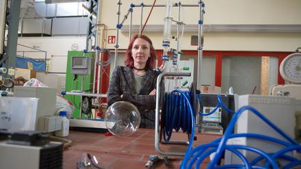 Geraldine Rauch, Präsidentin der Technischen Universität Berlin, einem Labor ihrer Uni. 