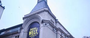 ARCHIV - 12.01.2023, Berlin: «Ändere die Welt, sie braucht es. Bertolt Brecht» steht auf einem Plakat auf dem Berliner Ensemble. (zu dpa: «Land Berlin übernimmt Brechts Berliner Ensemble») Foto: Annette Riedl/dpa +++ dpa-Bildfunk +++