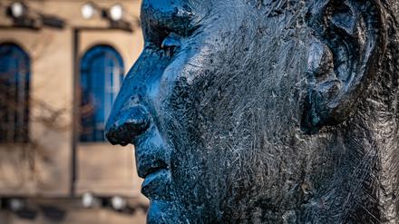 Der Großintellektuelle - ein bloßes Denkmal. Bertolt Brecht vor seinem Theater, dem Berliner Ensemble.