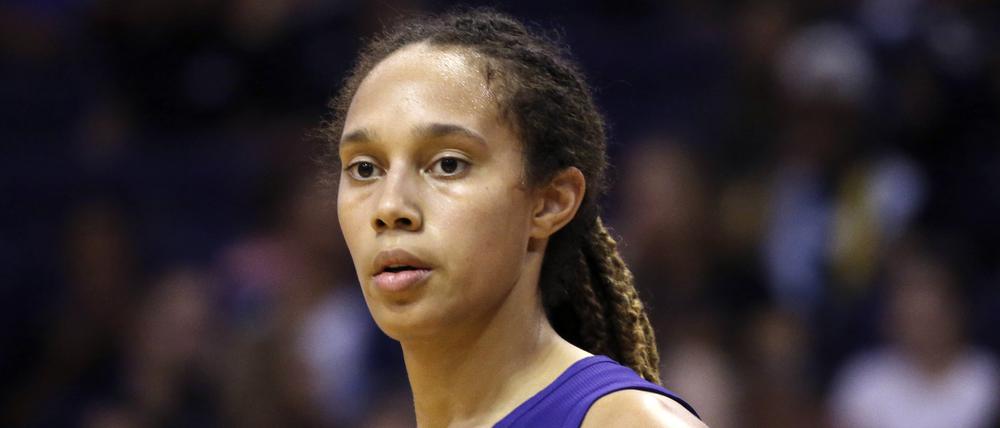 Die zwischenzeitlich in Russland inhaftierte Brittney Griner wird Medienberichten zufolge bald wieder spielen (Archivbild).