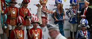 Das Düsseldorfer Prinzenpaar, Prinz Dirk II. und Venetia Uasa, und Jecken feiern in der Wagenbauhalle das Richtfest für die Wagen des Rosenmontagszuges.