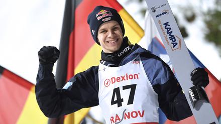 Strahlendes Lachen. Andreas Wellinger triumphierte bei der WM-Generalprobe und sicherte sich den zweiten Saisonsieg.