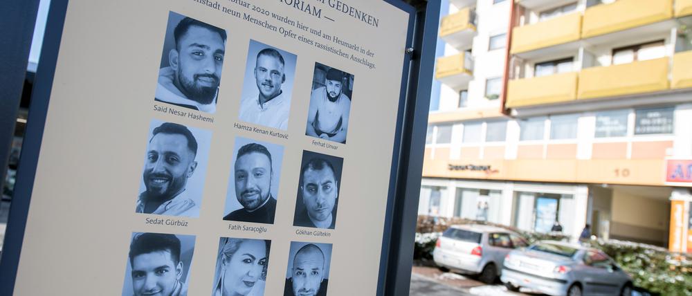 Eine offizielle Gedenktafel mit den Fotos der neun Opfer erinnert am Anschlagsort in Hanau-Kesselstadt an die Opfer der Anschläge im Jahr 2020. Der Rechtsextremist Tobias R. hatte hier am 19. Februar 2020 neun Menschen aus rassistischen Motiven erschossen.
