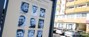 Eine offizielle Gedenktafel mit den Fotos der neun Opfer erinnert am Anschlagsort in Hanau-Kesselstadt an die Opfer der Anschläge im Jahr 2020. Der Rechtsextremist Tobias R. hatte hier am 19. Februar 2020 neun Menschen aus rassistischen Motiven erschossen.