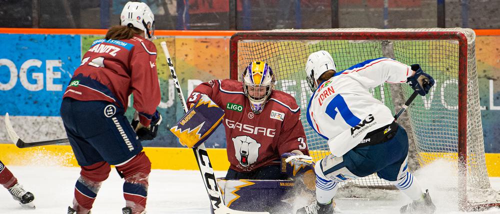Hart umkämpfter Puck. Die Eisbärinnen lieferten sich am Wochenende spannungsreiche Duelle.