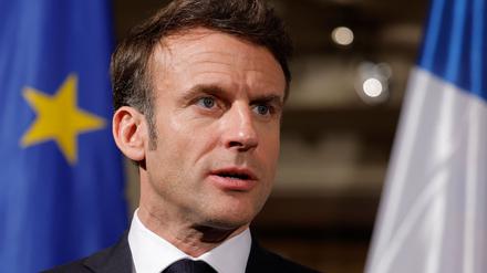 Nach Meinung von Frankreichs Präsident Emmanuel Macron kann der russische Angriffskrieg gegen die Ukraine nur durch Verhandlungen ein Ende finden.