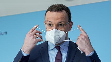 Jens Spahn (CDU), Bundesminister für Gesundheit, setzt nach einem Pressestatement nach seine Maske auf (Symbolbild).