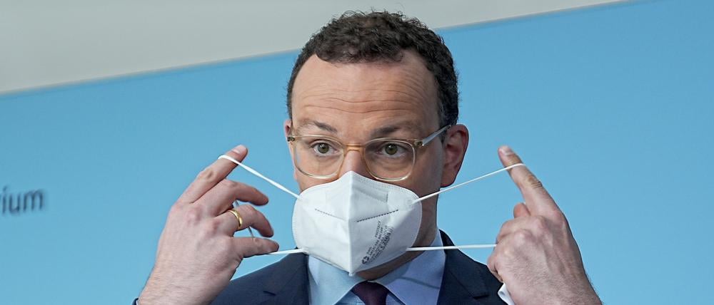 Jens Spahn (CDU), Bundesminister für Gesundheit, setzt nach einem Pressestatement nach seine Maske auf (Symbolbild).