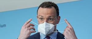 Jens Spahn (CDU), Bundesminister für Gesundheit, setzt nach einem Pressestatement nach seine Maske auf (Symbolbild).