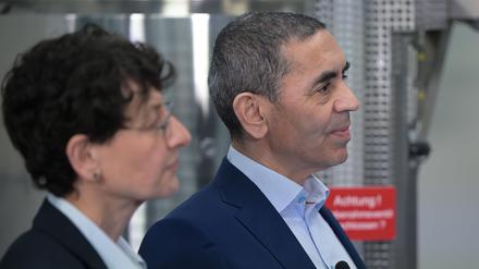 Ugur Sahin, Mitgründer und Vorstandsvorsitzender von Biontech, steht neben seiner Frau Özlem Türeci, Mitgründerin und medizinischer Vorstand von Biontech (Archivbild).