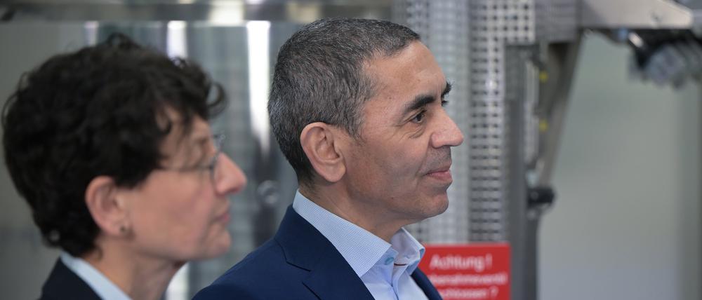 Ugur Sahin, Mitgründer und Vorstandsvorsitzender von Biontech, steht neben seiner Frau Özlem Türeci, Mitgründerin und medizinischer Vorstand von Biontech (Archivbild).