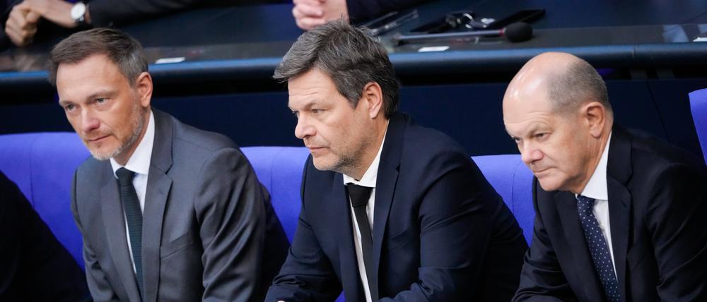 Sie hatten schon eine Dreierrunde unter sich zum Etat: Bundeskanzler Olaf Scholz (SPD), Wirtschaftsminister Robert Habeck (Grüne) und Finanzminister Christian Lindner (FDP).