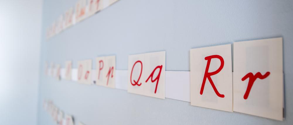 ARCHIV - 18.09.2018, Berlin: Ein Alphabet in Schreibschrift hängt in einem Klassenzimmer in der Carl-Humann-Grundschule in Berlin-Prenzlauer Berg. Muttersprachen spielen eine entscheidende Rolle bei der Herausbildung kultureller Identitäten, bei der Einbindung in Gemeinschaften und bei der Bewahrung kulturellen Erbes. Die Forschung zeigt aber auch: mehr Sprachen, mehr Chancen. (zu dpa «Tag der Muttersprache: Mehr Sprachen, mehr Chancen») Foto: Fabian Sommer/dpa +++ dpa-Bildfunk +++