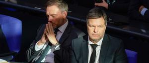 FDP-Chef Christian Lindner und der grüne Vizekanzler Robert Habeck auf der Regierungsbank im Bundestag - in ihren Parteien wird besonders laut mit der Ampel gehadert, nicht zuletzt vom Wirtschaftsminister selbst.