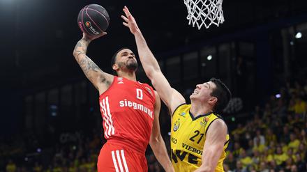 Die Bayern (links Nick Weiler-Babb) waren eine Nummer zu groß für Gastgeber Oldenburg (Tanner Leissner).
