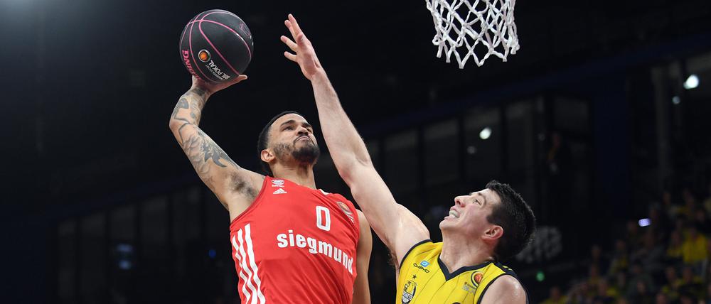 Die Bayern (links Nick Weiler-Babb) waren eine Nummer zu groß für Gastgeber Oldenburg (Tanner Leissner).