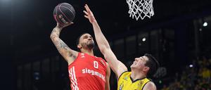 Die Bayern (links Nick Weiler-Babb) waren eine Nummer zu groß für Gastgeber Oldenburg (Tanner Leissner).