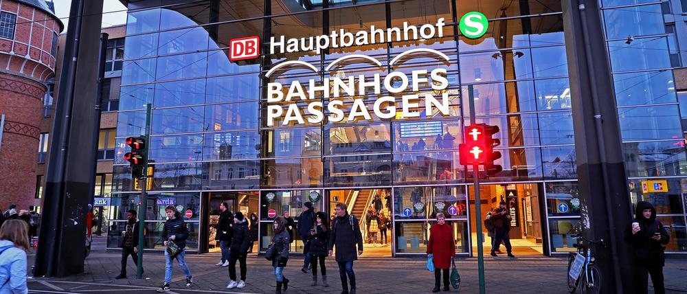 An der Friedrich-Engels-Straße: Einer der Eingänge zum Potsdamer Hauptbahnhof.