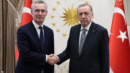 Nato-Generalsekretär Jens Stoltenberg (links) und der türkische Präsident Recep Tayyip Erdogan – in die Beziehung kommt Bewegung.
