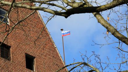 Unbekannte haben die russische Flagge am ehemaligen Landtag Brandenburg auf dem Brauhausberg in Potsdam angebracht.