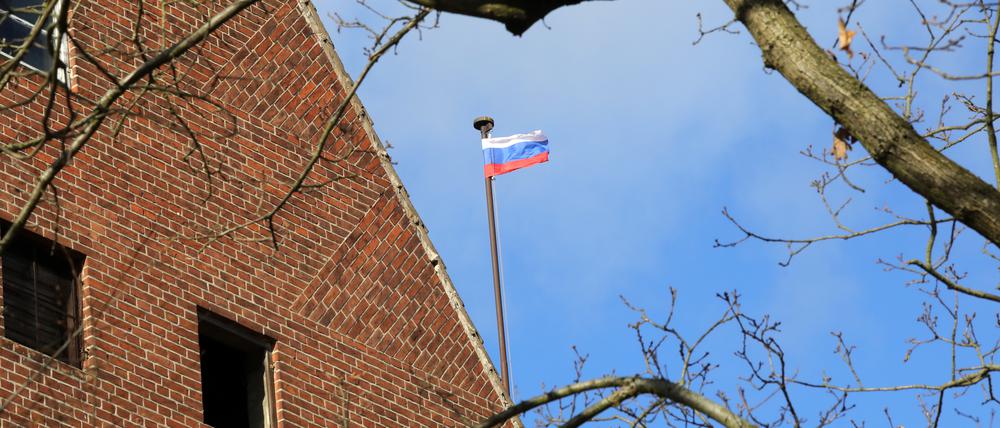 Unbekannte haben die russische Flagge am ehemaligen Landtag Brandenburg auf dem Brauhausberg in Potsdam angebracht.