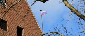 Unbekannte haben die russische Flagge am ehemaligen Landtag Brandenburg auf dem Brauhausberg in Potsdam angebracht.
