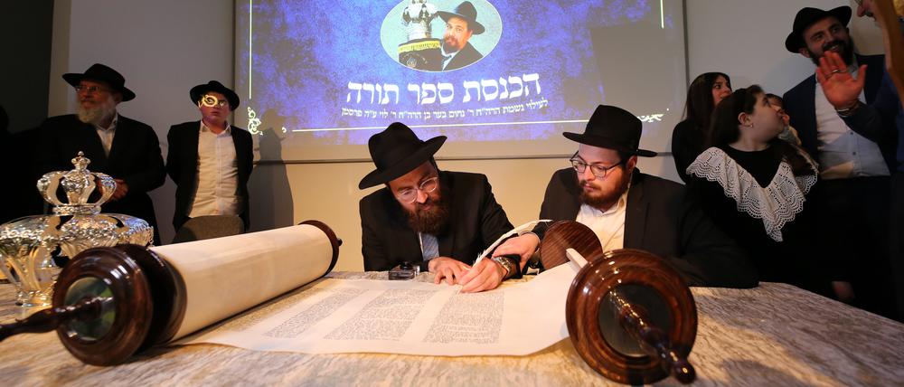 Einweihung der neuen Torarolle der jüdischen Gemeinde Potsdam in Andenken an den vor einem Jahr verstorbenen Rabbi Nachum Presman.