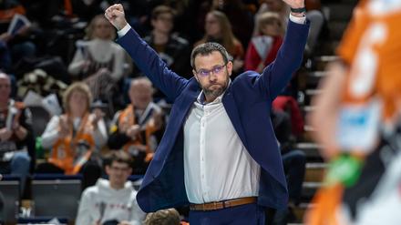 Ausgelassener Jubel bei Trainer Énard.
