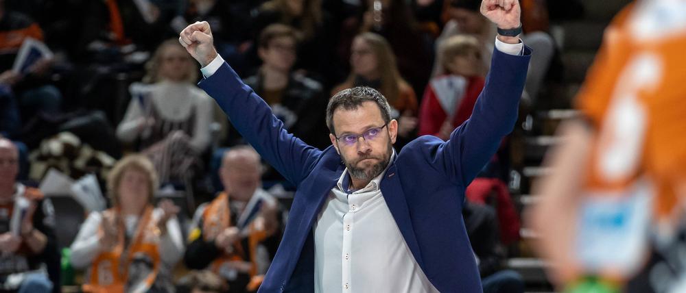 Ausgelassener Jubel bei Trainer Énard.