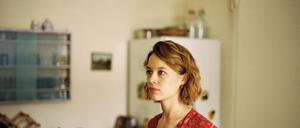 Paula Beer, hier bei den Dreharbeiten, spielt Nadja im Sommerfilm „Roter Himmel“. 