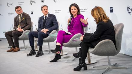 Neben Bundesaußenministerin Annalena Baerbock waren auch ihre Amtskollegen Dmytro Kuleba (l.) aus der Ukraine und Tony Blinken aus den USA zu Gast.