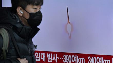 Südkoreanische TV-Bilder zeigen den nordkoreanischen Raketentest.