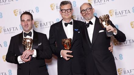 James Friend, Malte Grunert und Edward Berger posieren mit ihren Baftas.