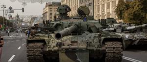 August 23, 2022, Kyiv, Ukraine: Parents and their child walk past the wreckage of a destroyed Russian tank in Kyiv. As dedicated to the upcoming Independence Day of Ukraine, and nearly 6 months after the full-scale invasion of Ukraine on February 24, the country s capital Kyiv held an exhibition on the main street of Khreschaytk Street showing multiple destroyed military equipment, tanks and weapons from The Armed Forces of The Russian Federation AFRF..As the Russian full invasion of Ukraine started on February 24, the war has killed numerous civilians and soldiers, nearly 9000 Ukrainian military personnel have been killed in the war with Russia, the head of Ukraine s armed forces said on Monday, August 22, 2022. Kyiv Ukraine - ZUMAs197 20220823_zab_s197_046 Copyright: xAlexxChanxTszxYukx