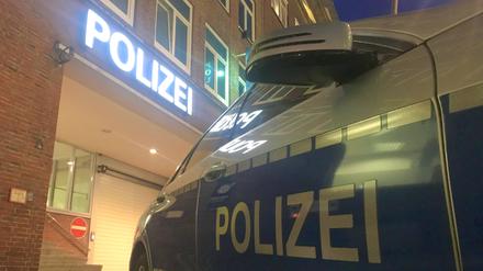 Ein Polizeiauto vor einer Wache. (Symbolbild)