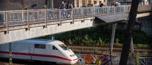 Die Schönfließer Brücke in Berlin-Prenzlauer Berg.