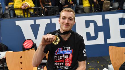 Nach insgesamt vier Titeln mit Alba Berlin gewann Niels Giffey seine erste Trophäe mit Bayern München.