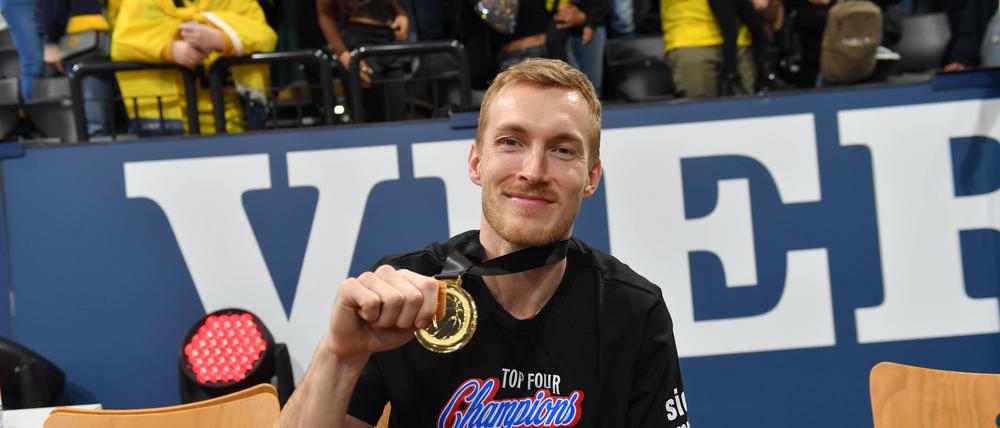 Nach insgesamt vier Titeln mit Alba Berlin gewann Niels Giffey seine erste Trophäe mit Bayern München.